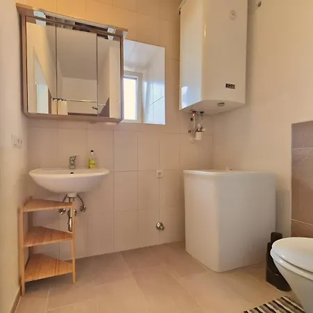 1Br Apartment - Kitchen - Tv - Wi-Fi - Parking - 24H Self Check-In Hall in Tirol